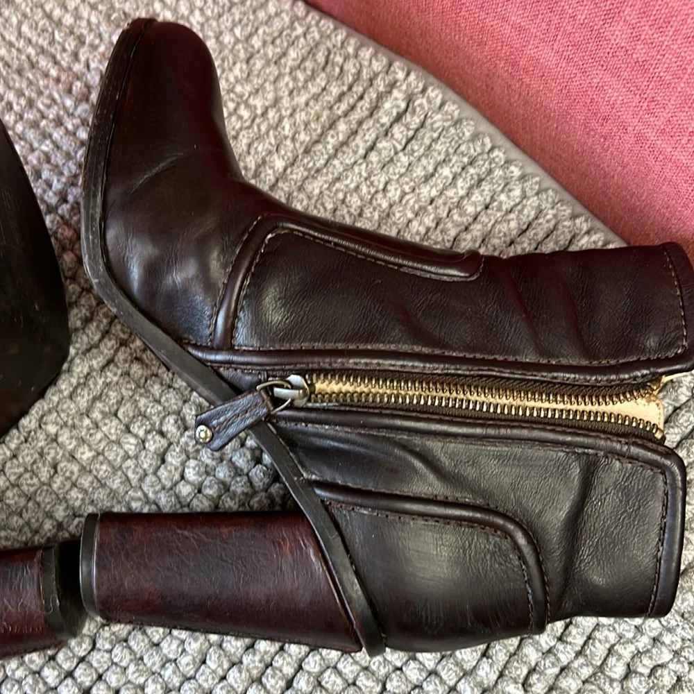 FRYE SYLVIA‎ PIPPING BOOTIE
